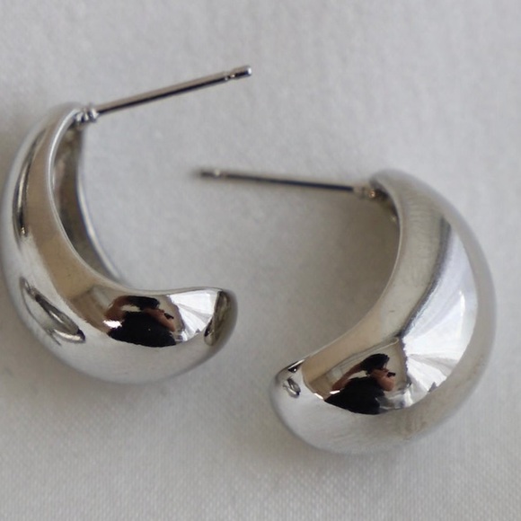 NWT. Zara Silver Elegant Silver Hoop Earrings. - Picture 6 of 10